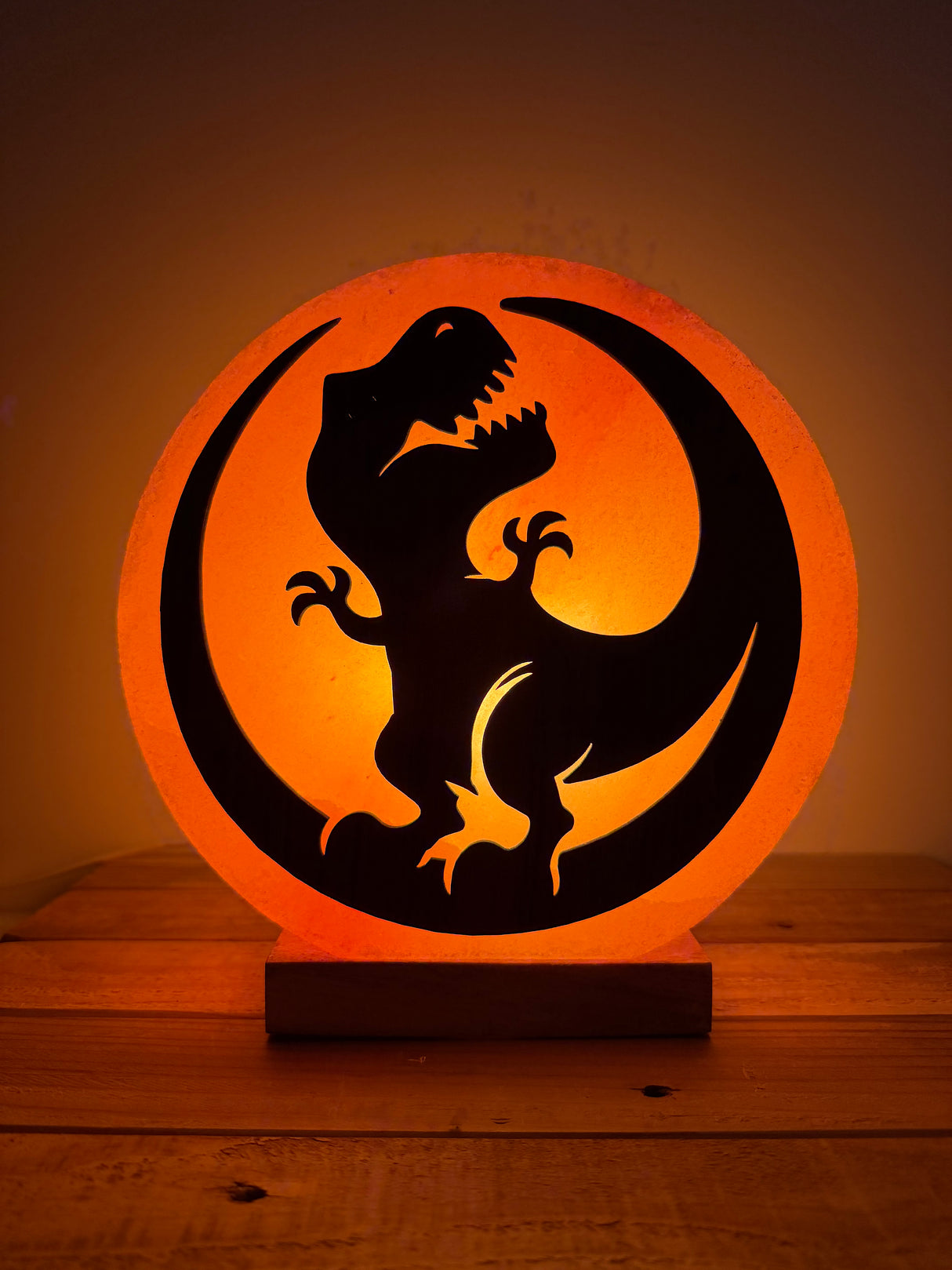 Dino zoutlamp als sfeervol nachtlampje met warm licht