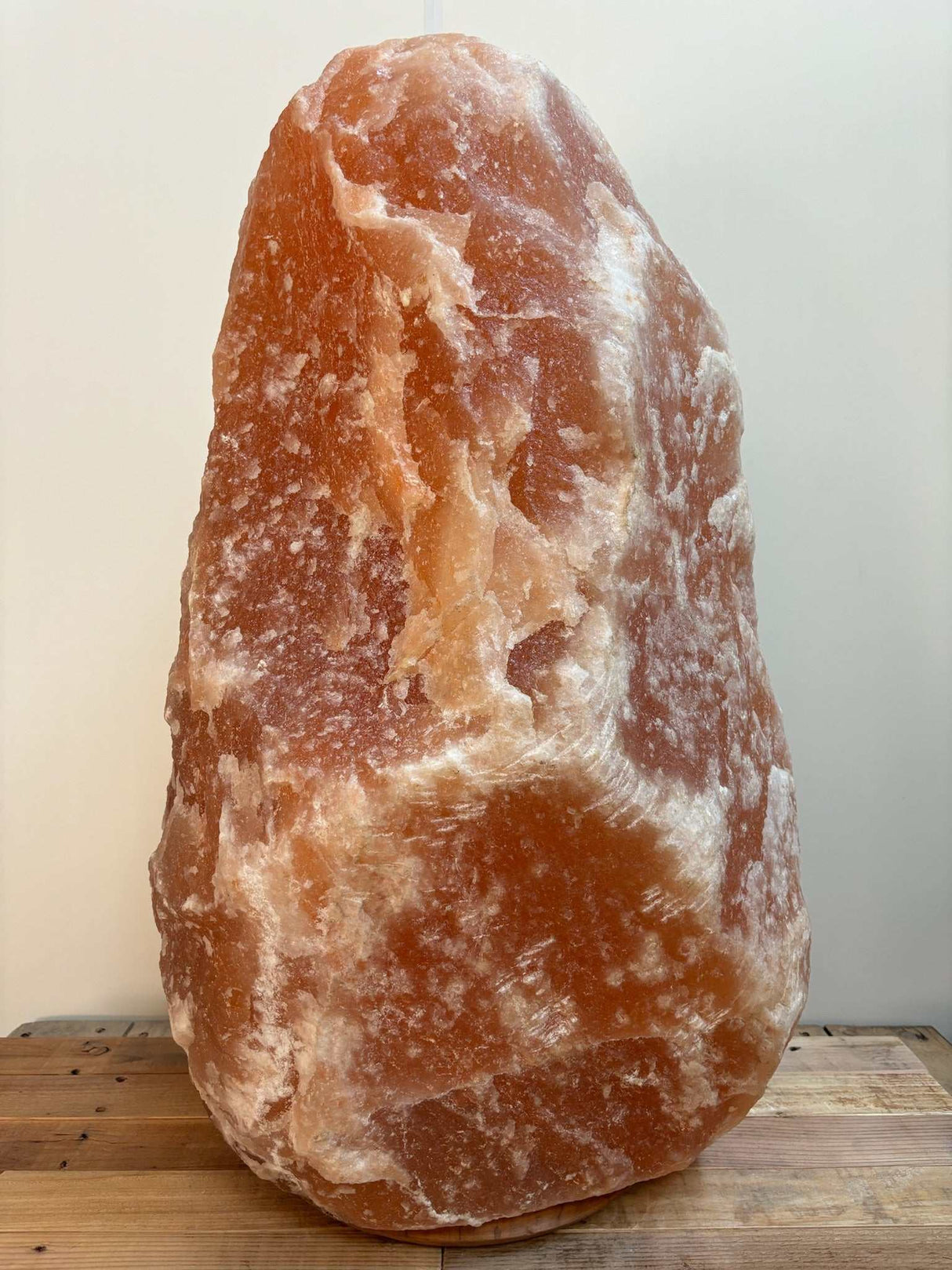 Himalaya XL zoutlamp Roze 120-140 kg met warme amberkleurige gloed en houten voet, ideaal voor grote ruimtes en wellnesscentra