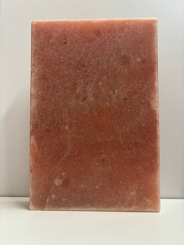 Extra grote Himalaya zoutsteen kookplaat van 38 x 25 x 5 cm, met een gewicht van circa 11 kg. Geschikt voor gebruik op BBQ, in de oven of op een gasfornuis. Ideaal voor het bereiden én serveren van vlees, vis, groenten of desserts. Natuurlijke steen met roze tinten en robuust uiterlijk, hittebestendig tot 600°C.