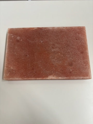 Extra grote Himalaya zoutsteen kookplaat van 38 x 25 x 5 cm, met een gewicht van circa 11 kg. Geschikt voor gebruik op BBQ, in de oven of op een gasfornuis. Ideaal voor het bereiden én serveren van vlees, vis, groenten of desserts. Natuurlijke steen met roze tinten en robuust uiterlijk, hittebestendig tot 600°C.