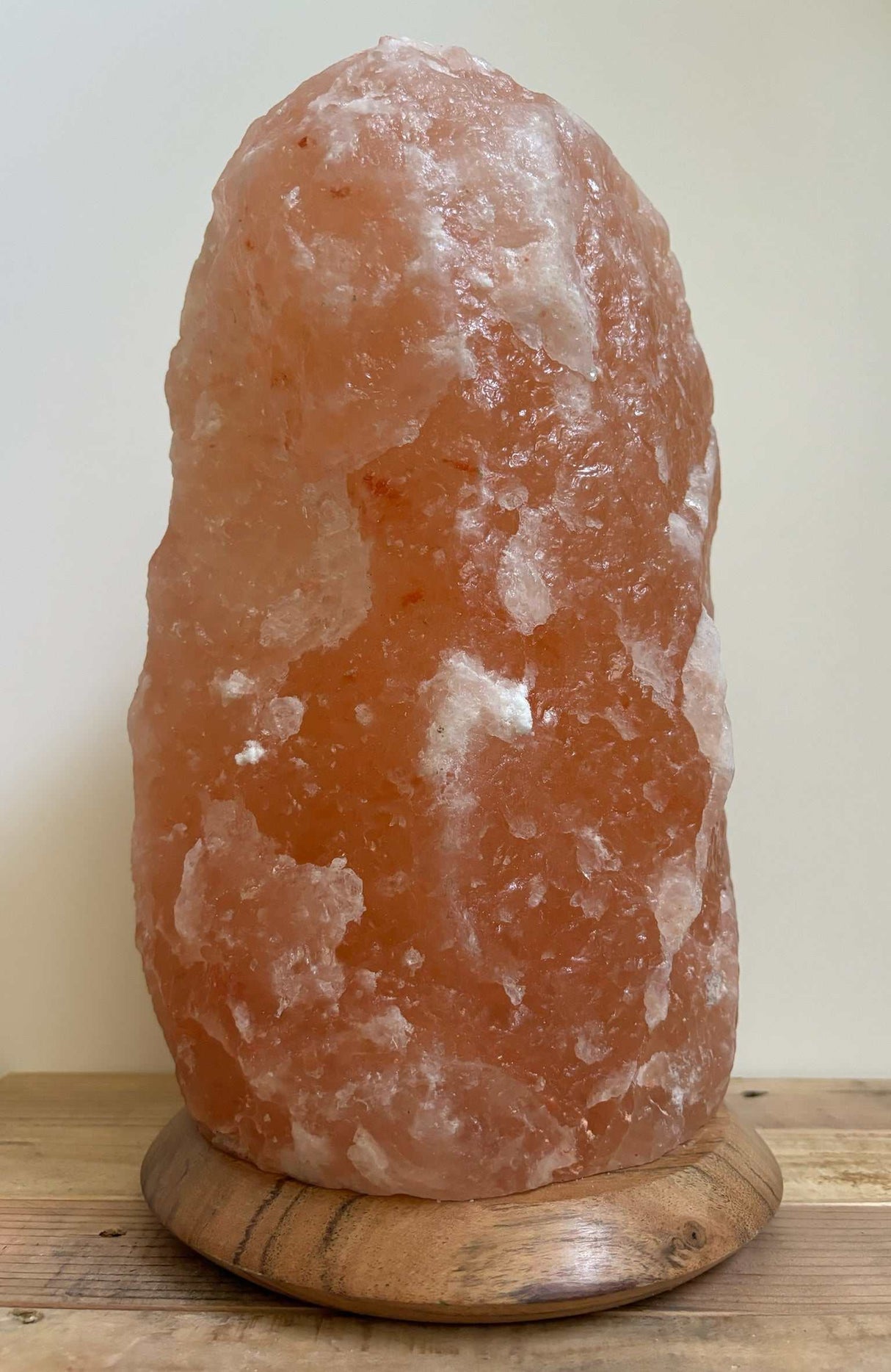 Himalaya zoutlamp roze 10-12 kg met houten voet en warme amberkleurige gloed
