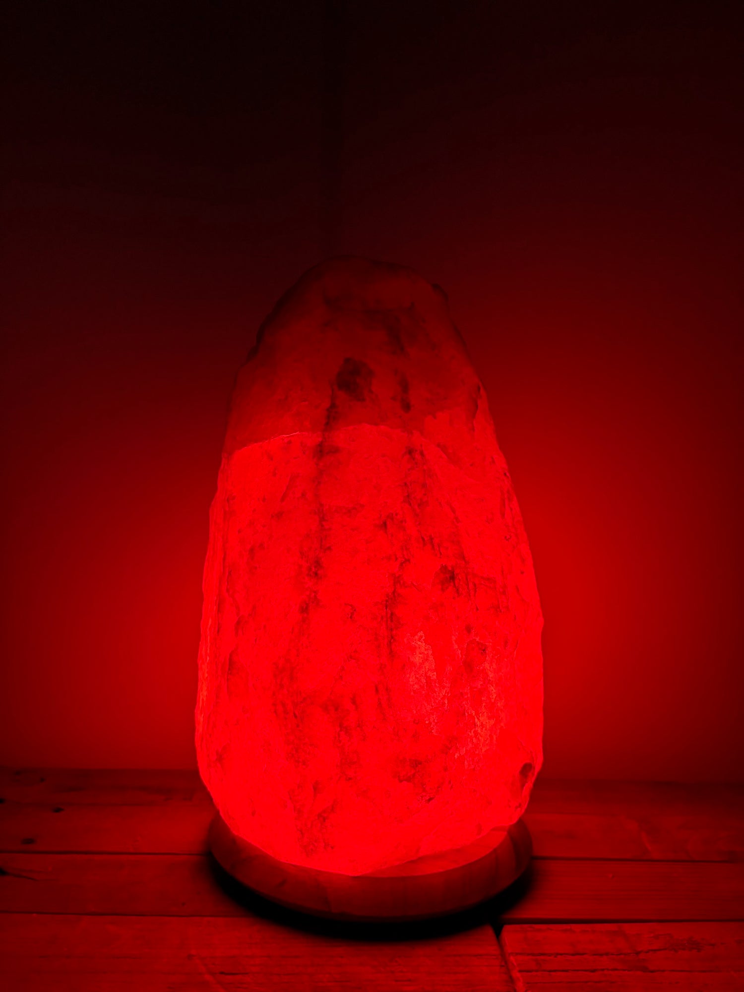 Himalaya zoutlamp 12-15kg, groot formaat met warme, natuurlijke gloed, op stevige houten voet.