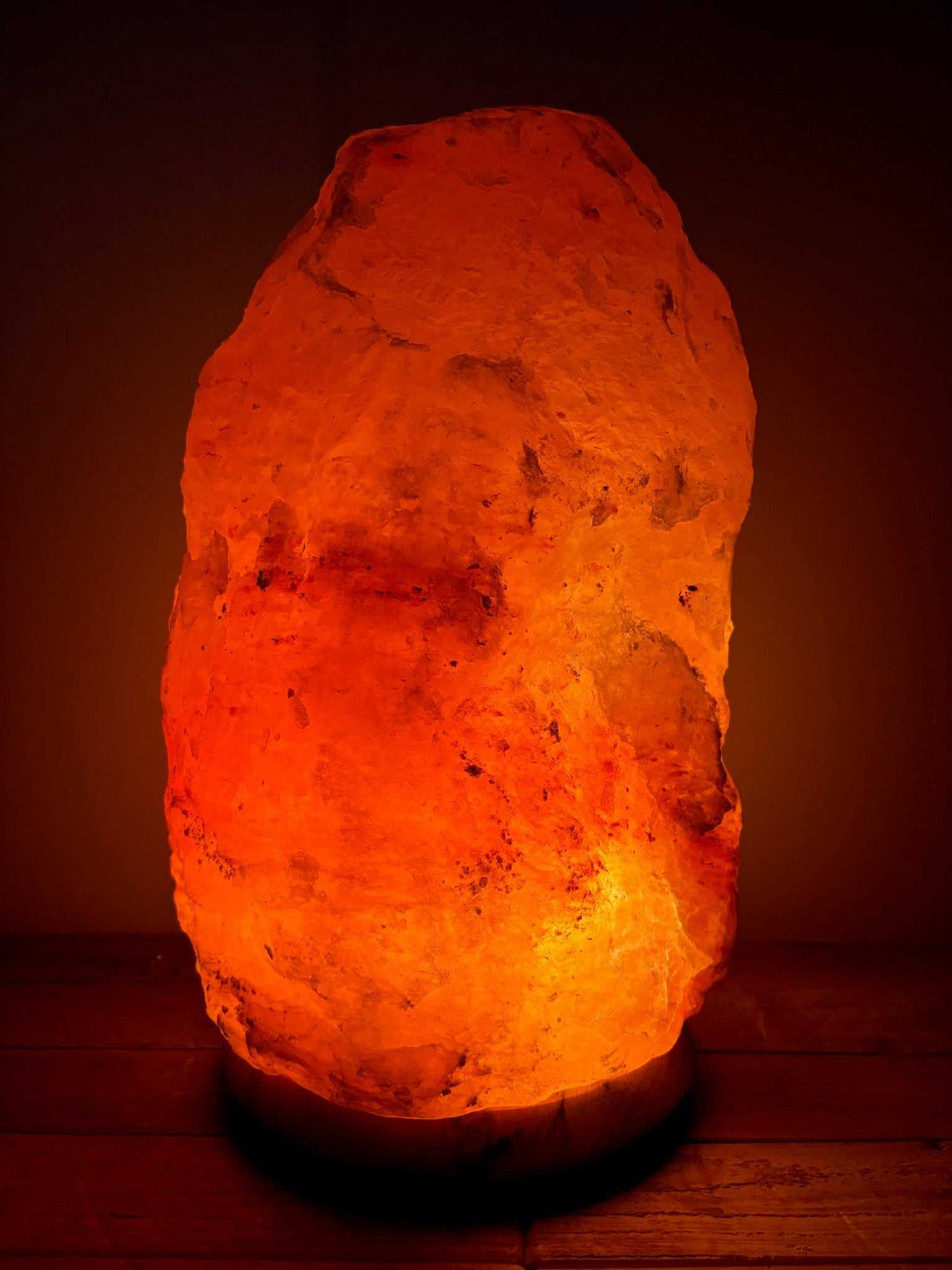Handgemaakte Himalaya zoutlamp roze 15–20 kg met houten voet en snoer