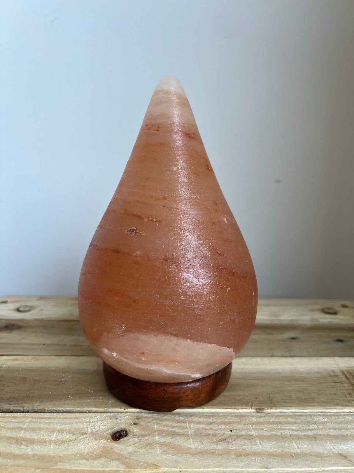 Himalaya zoutlamp druppelvorm met houten voet, kabel en reservelampje