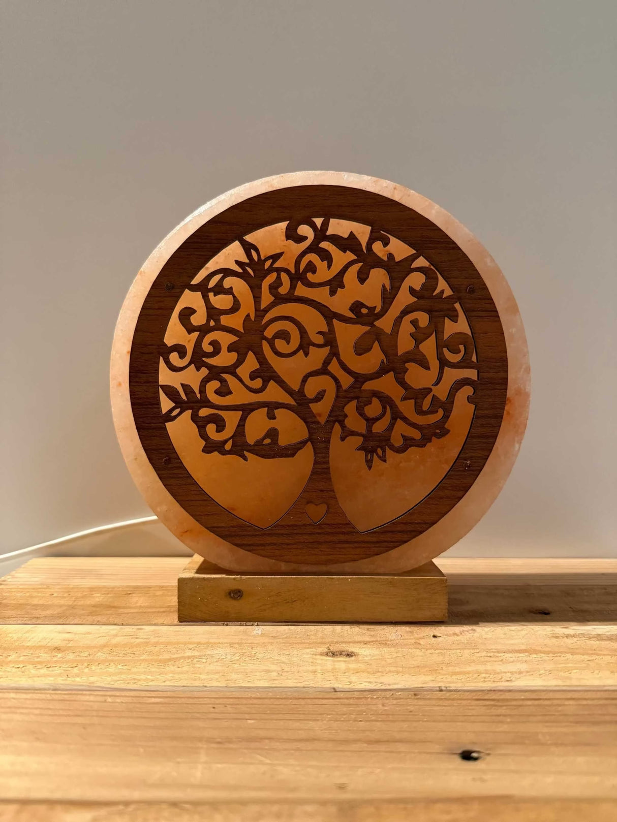 Handgemaakte Himalaya Zoutlamp Levensboom 3D met warme gloed en houten voet