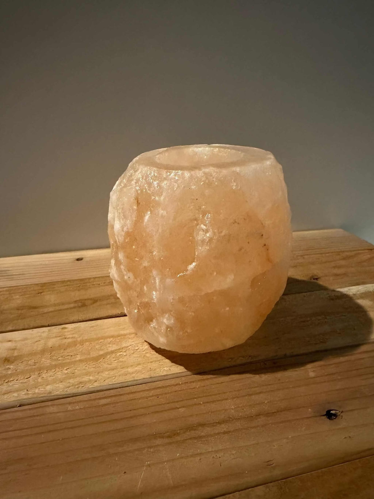 Handgemaakte natuurlijke zoutsteen waxinelichthouder roze met warme gloed en siliconen voetjes