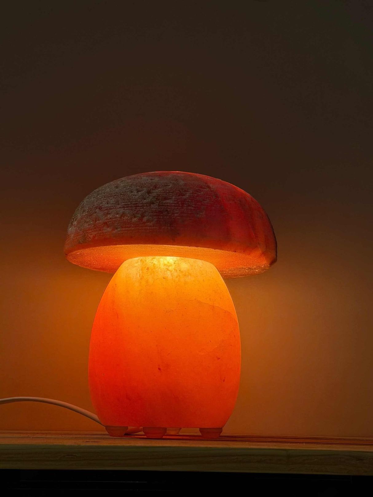 Himalaya zoutlamp paddenstoelvorm met warme roze en rode gloed, inclusief kabel en reservelampje