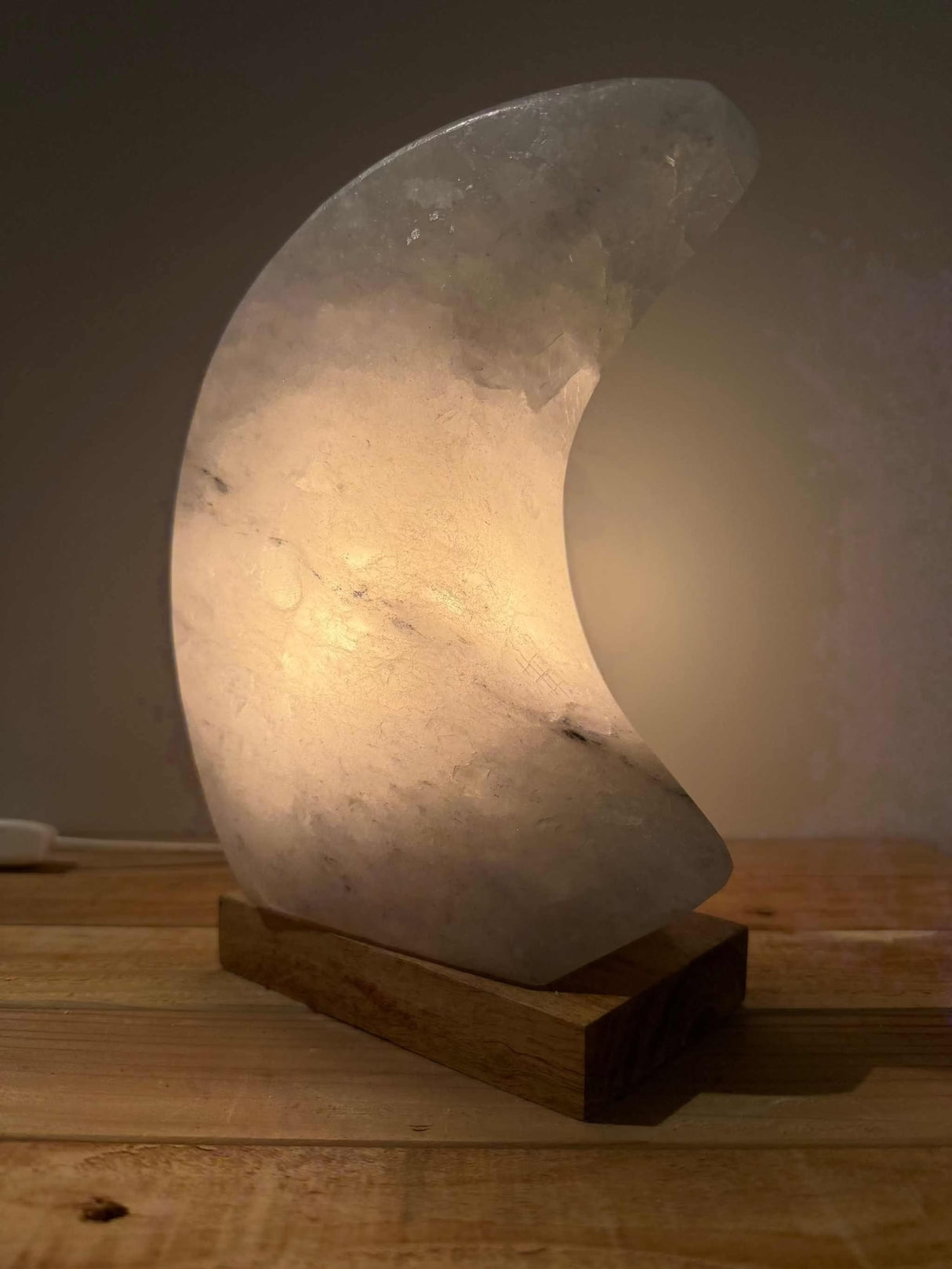 Himalaya zoutlamp in maanvorm in roze, grijs of wit met warme gloed en rustgevende sfeer.