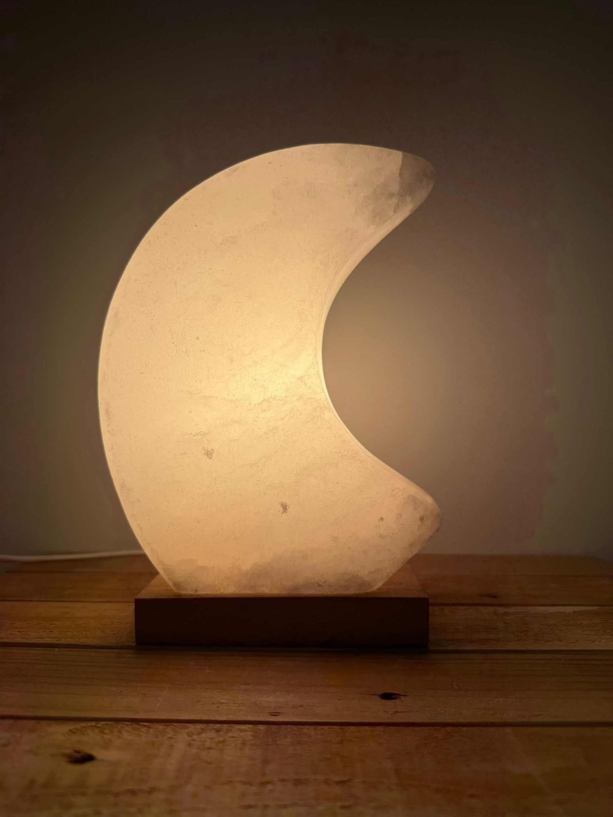 Himalaya zoutlamp maanvormig in roze, grijs en wit met zachte, rustgevende gloed en sfeervolle uitstraling