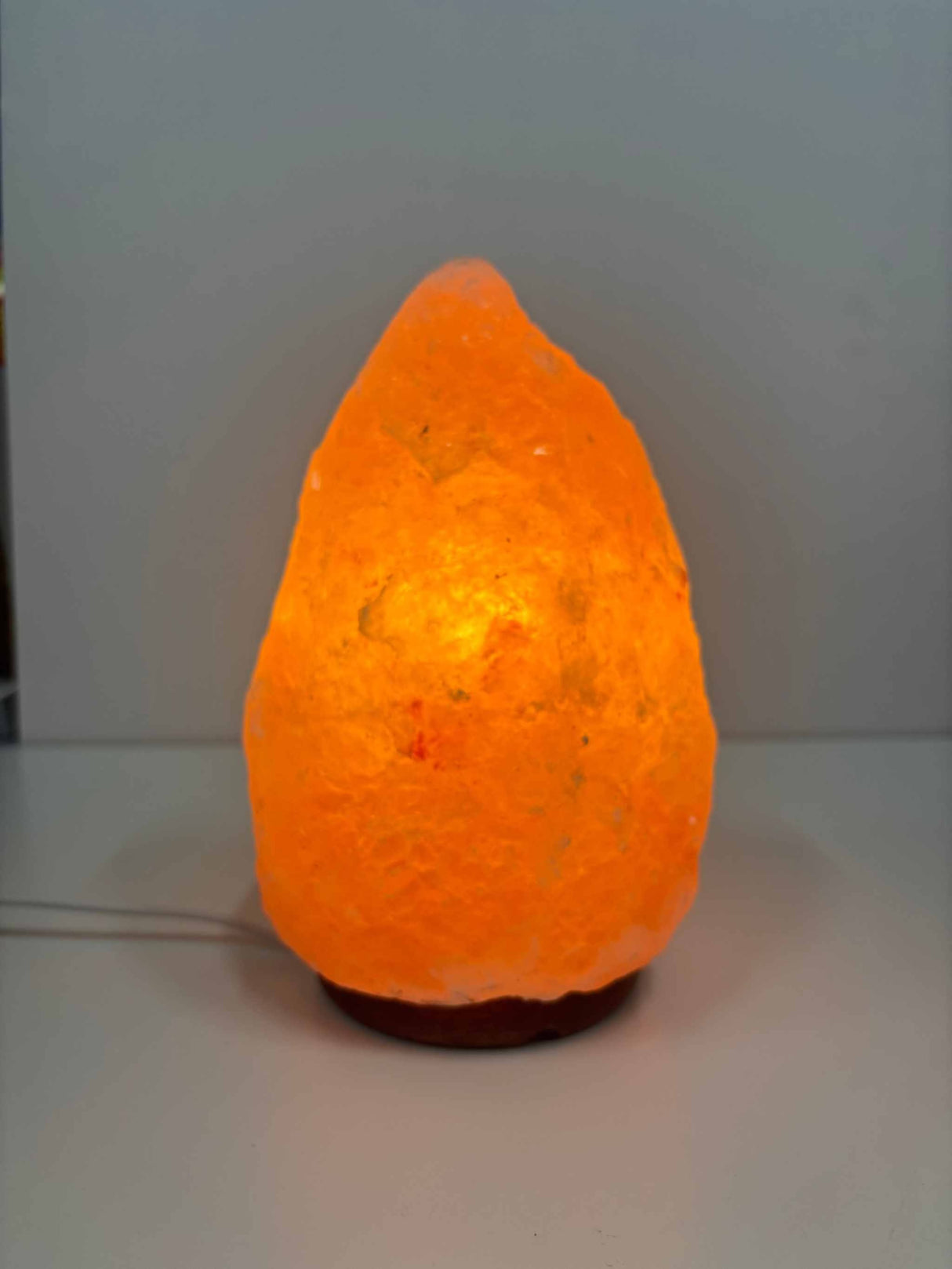 Himalaya zoutlamp roze 2-3 kg met warme amberkleurige gloed en houten voet
