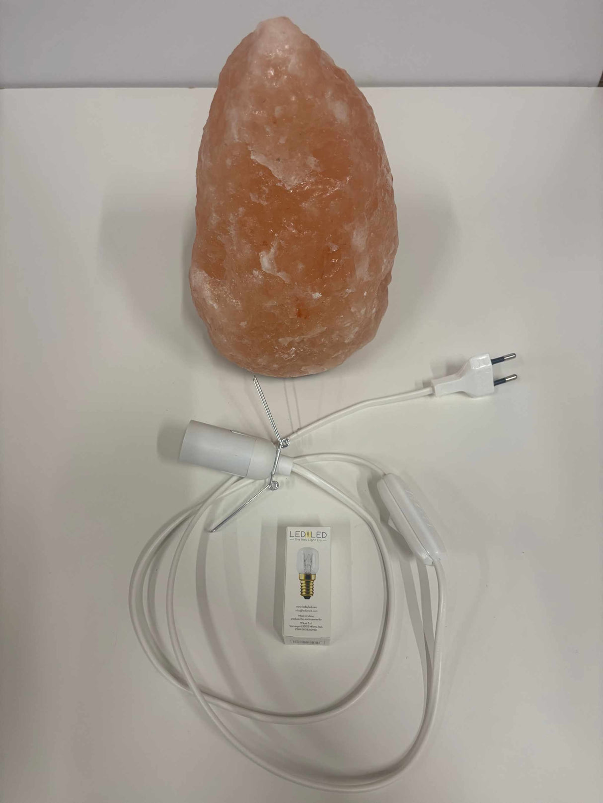 Detailfoto van roze Himalaya zoutlamp 2-3 kg met houten voet en snoer