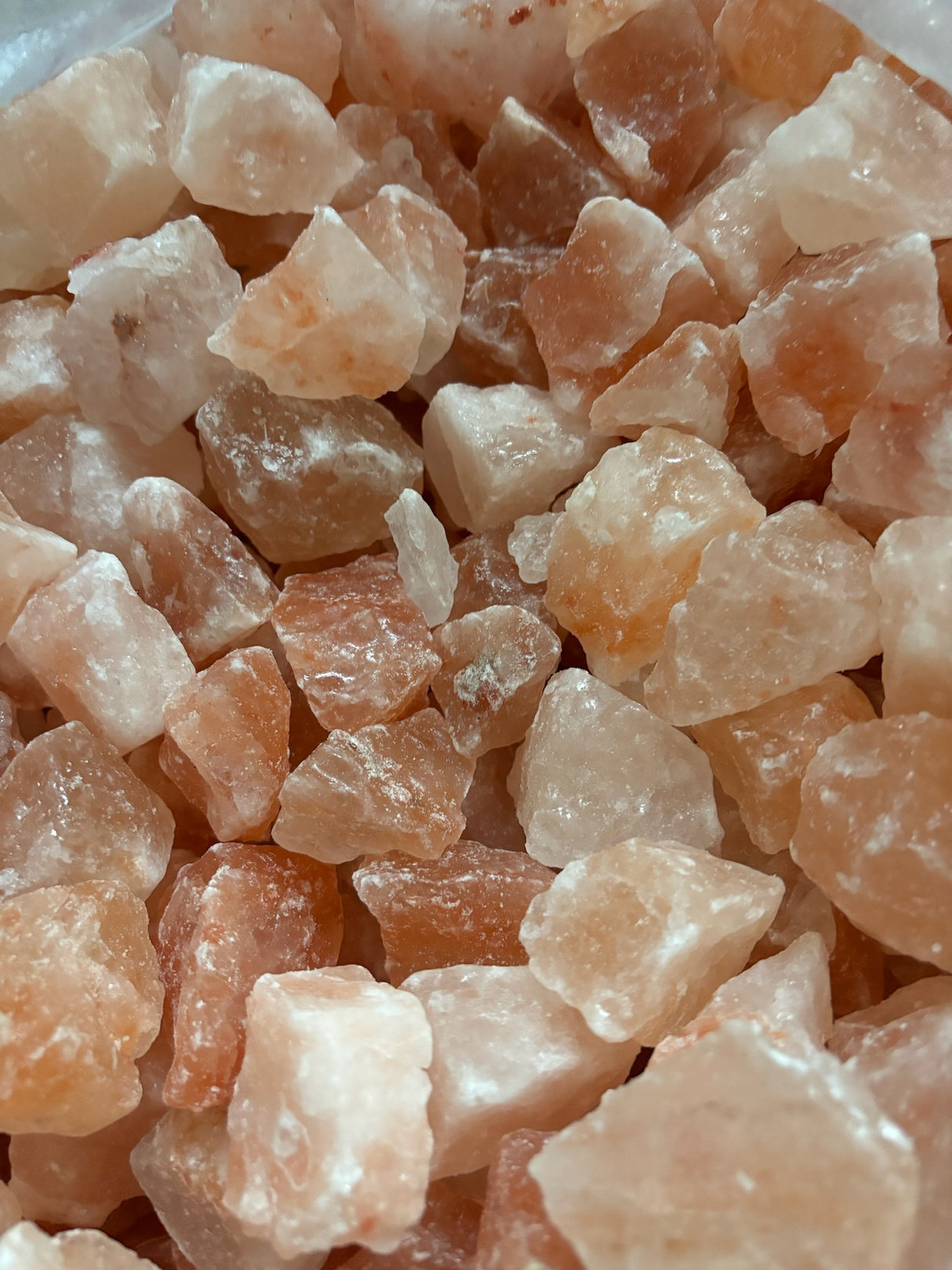 Ruwe Himalaya zoutsteenbrokken van 2–5 cm in een duurzame jute zak, ideaal voor luchtzuivering en decoratie in huis of wellnessruimtes