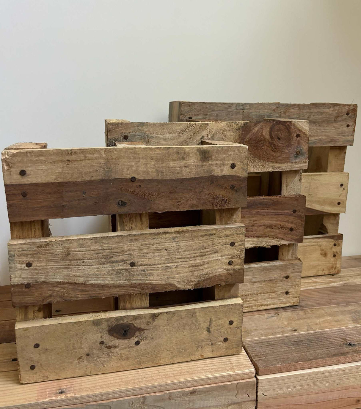 Handgemaakte houten pallet van massief Sheeshamhout voor Himalaya zoutlampen en woondecoratie