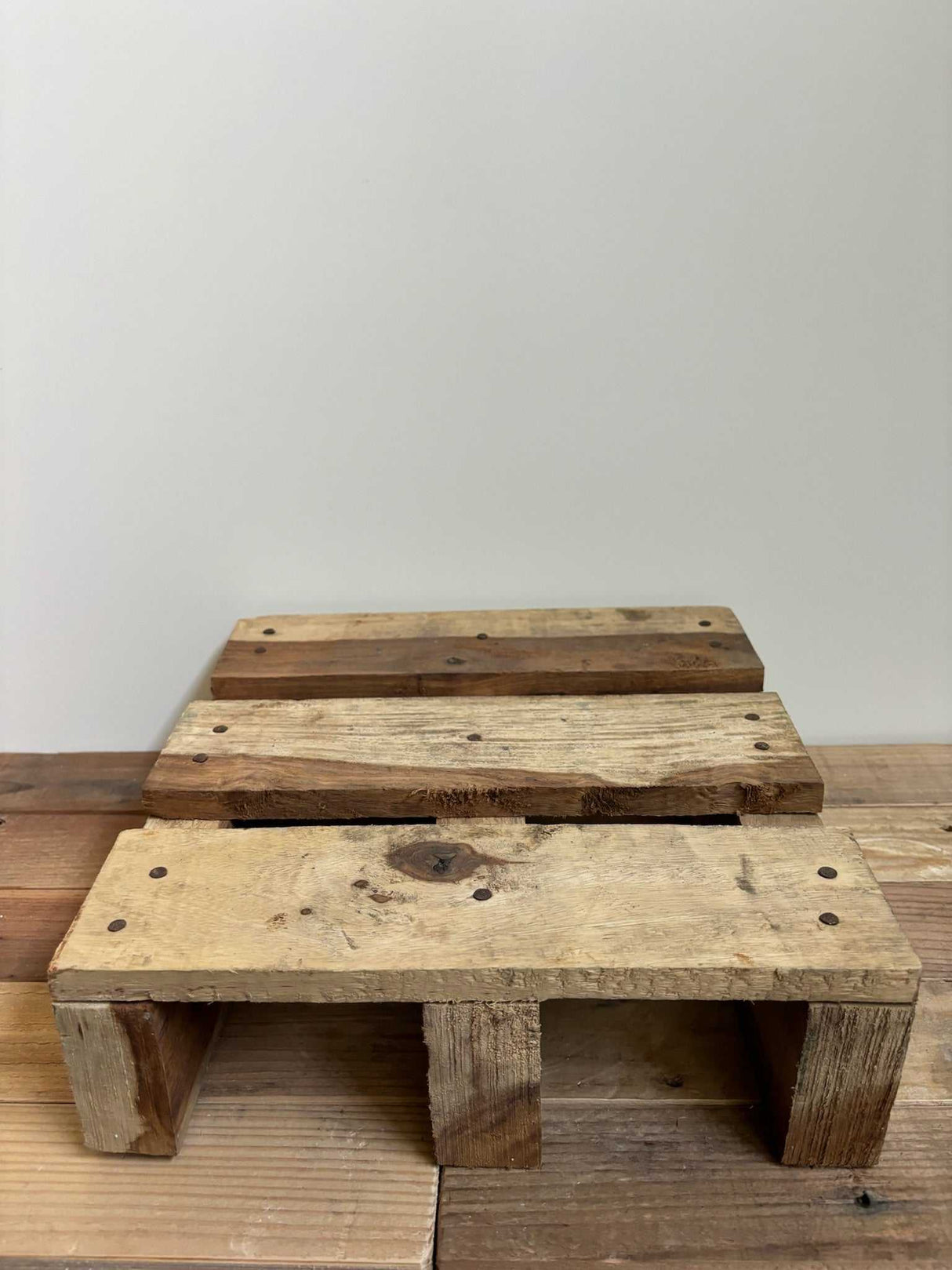 Handgemaakte houten pallet van massief Sheeshamhout voor zoutlampen en decoratie