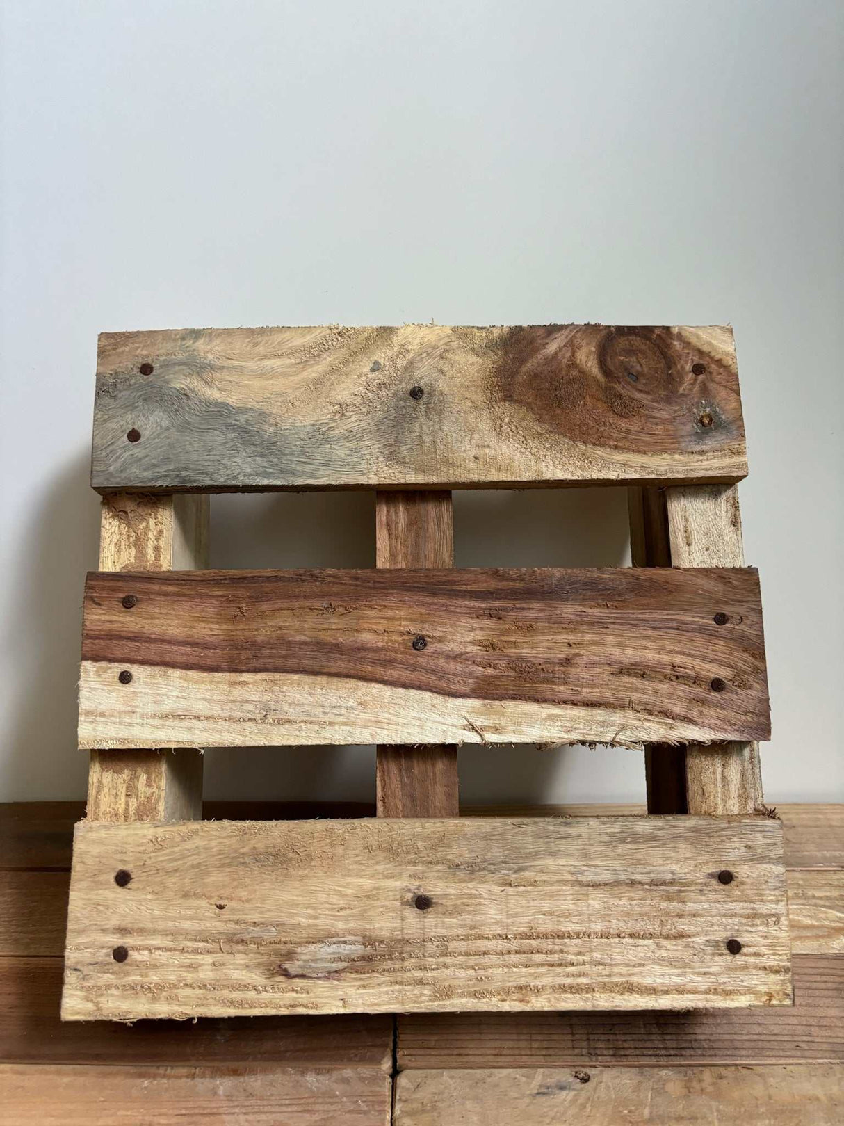 Handgemaakte houten pallet van massief Sheeshamhout als natuurlijke ondergrond voor zoutlampen en woondecoratie