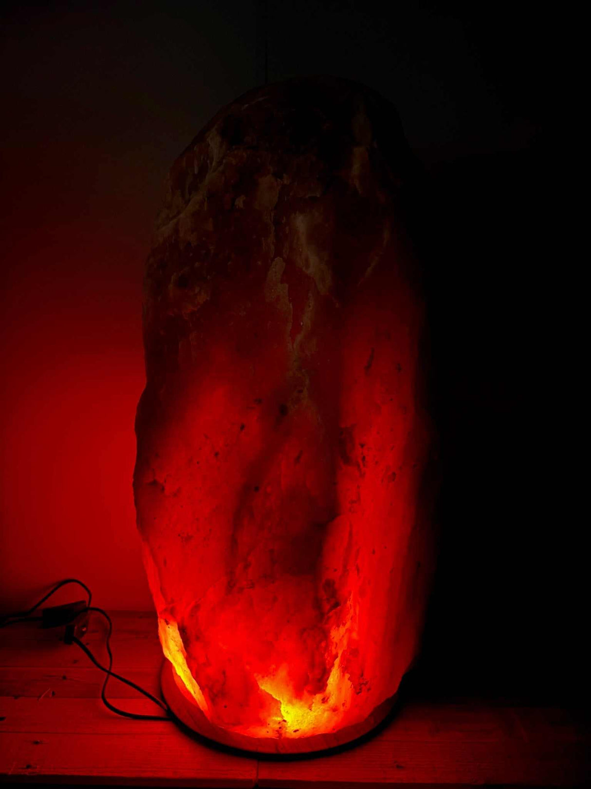 Himalaya XL zoutlamp rood 100-120 kg met warme oranje gloed en houten voet