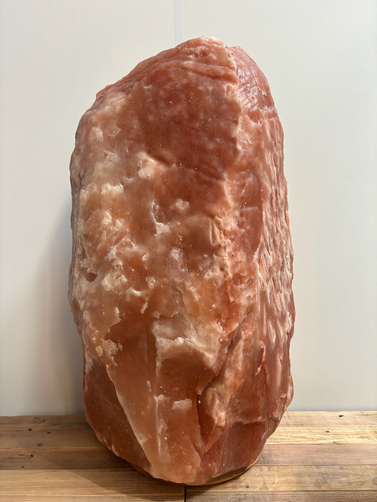 Himalaya XL zoutlamp donker 90–100 kg op houten voet met natuurlijke donkeroranje kleur