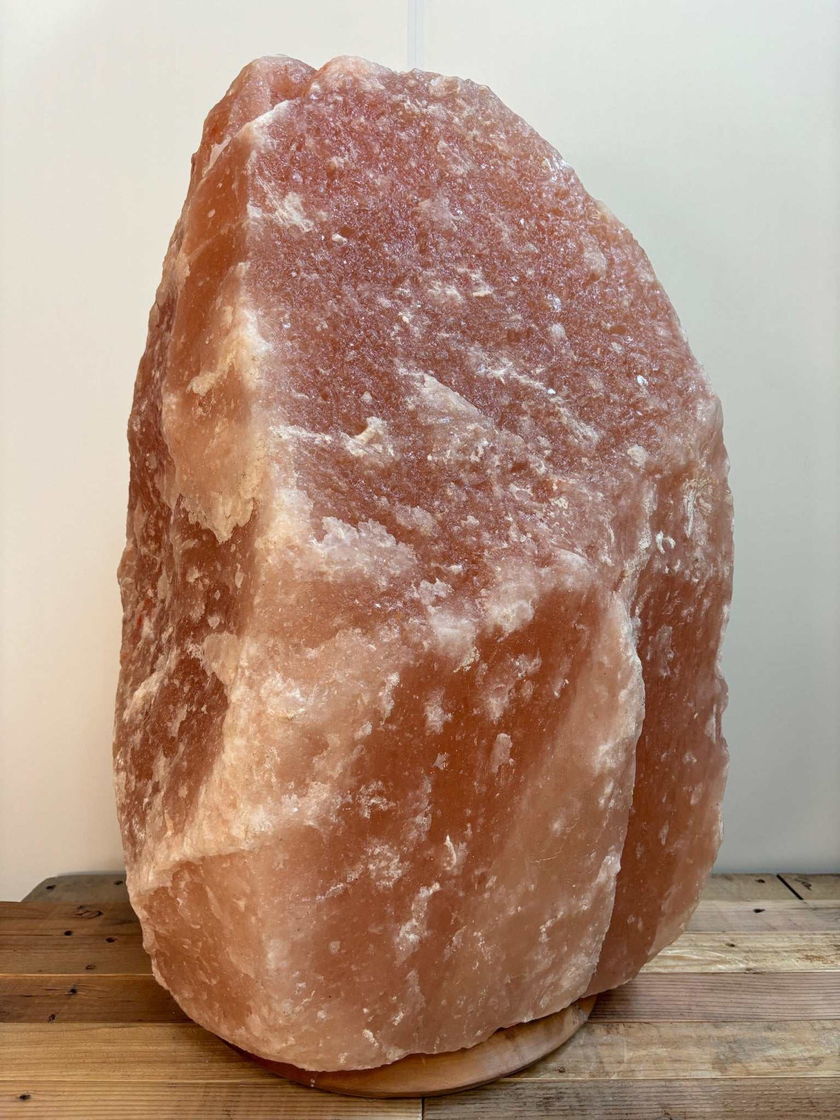 Himalaya XL roze zoutlamp 120-140 kg met amberkleurige gloed en houten voet