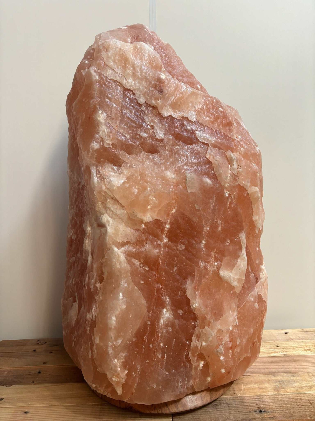 Himalaya XL zoutlamp roze 90-100 kg met warme amberkleurige gloed en houten voet