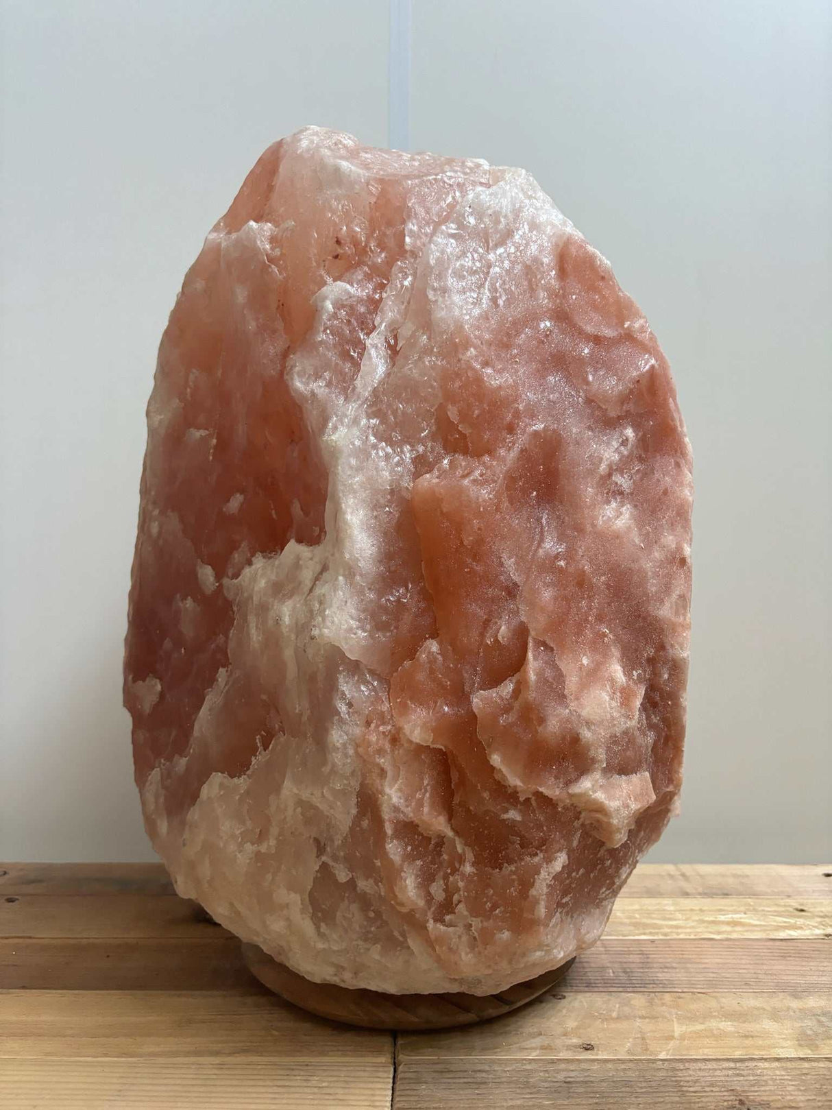 Himalaya zoutlamp rood 45-50 kg met warme rode gloed en houten voet