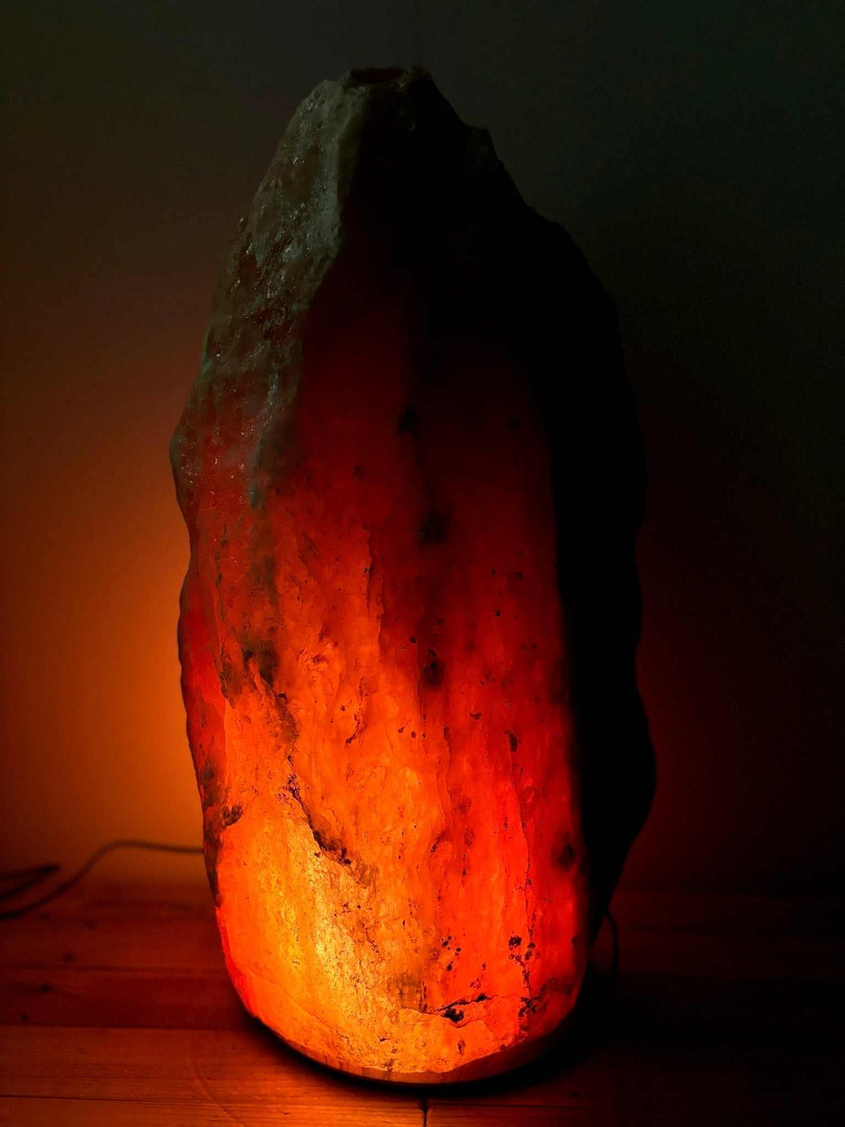 Himalaya zoutlamp rood 50–60 kg met warme, diepe gloed en houten voet