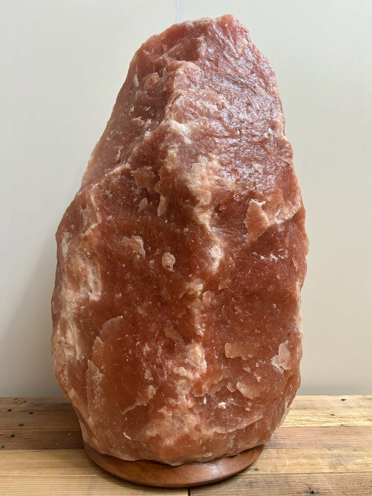 Grote Himalaya Zoutlamp rood 60-70 kg met warme rode gloed en houten voet, inclusief kabel en reservelampje