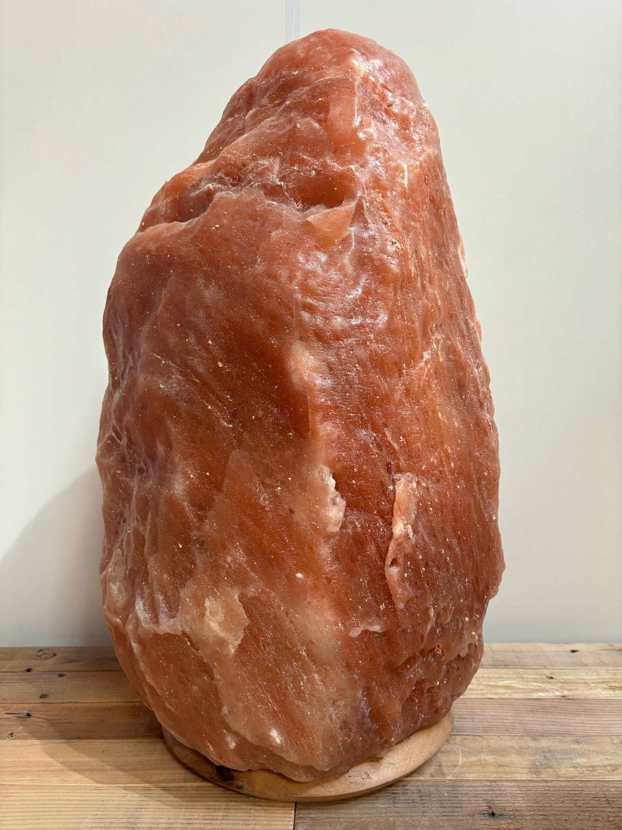 Grote Himalaya zoutlamp rood 70–80 kg met warme rood/oranje gloed en houten voet, inclusief kabel en reservelampje