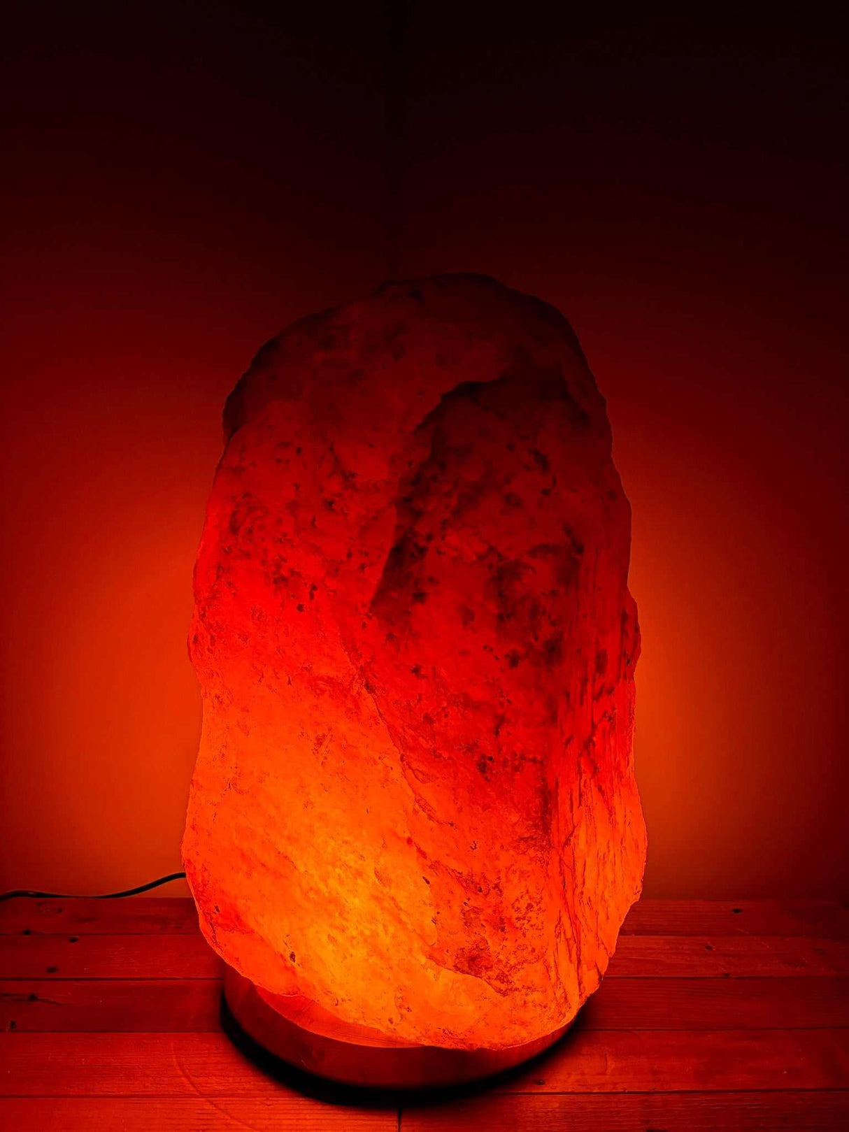 Himalaya zoutlamp roze van 45-50 kg met warme gloed en houten voet
