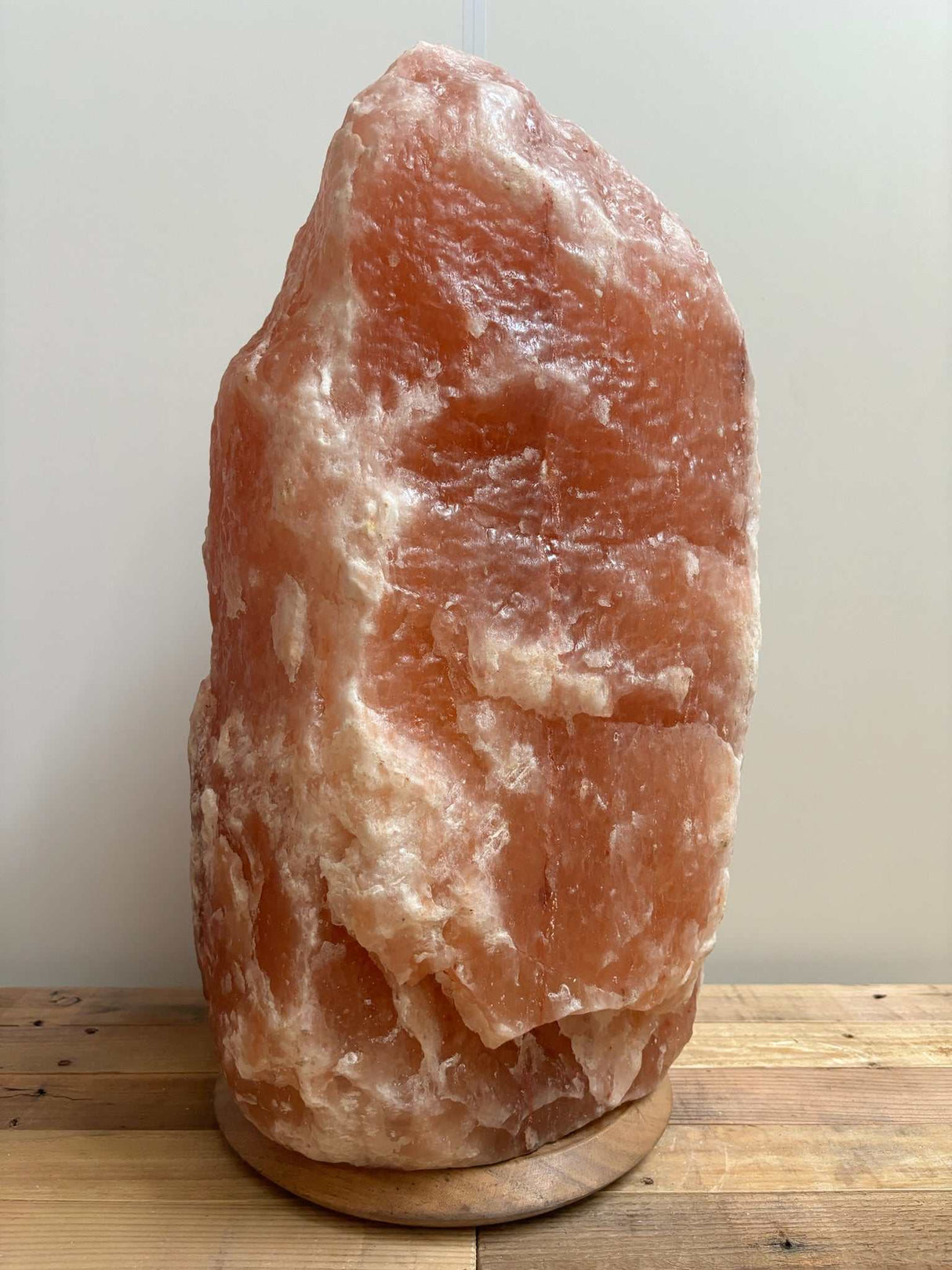 Grote Himalaya Zoutlamp Roze 60-70 kg met houten voet en warme, sfeervolle gloed