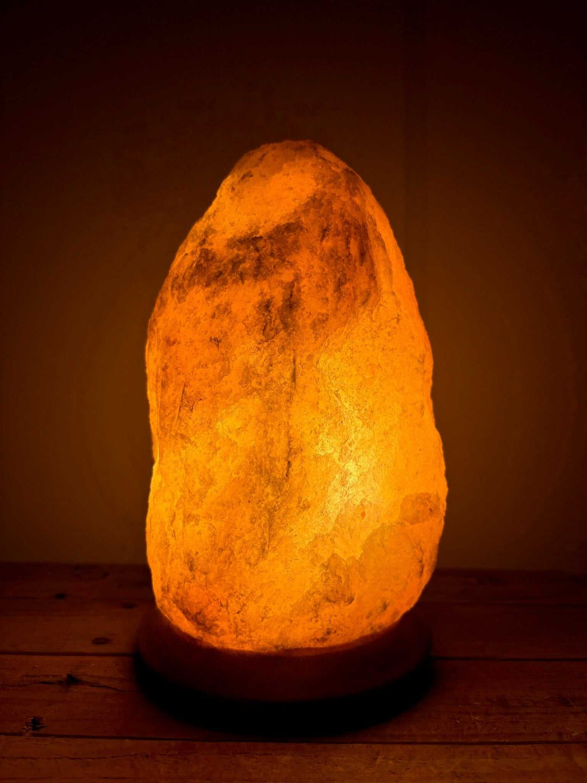 Handgemaakte roze Himalaya zoutlamp 3-4 kg met houten voet, warm amberlicht en snoer.