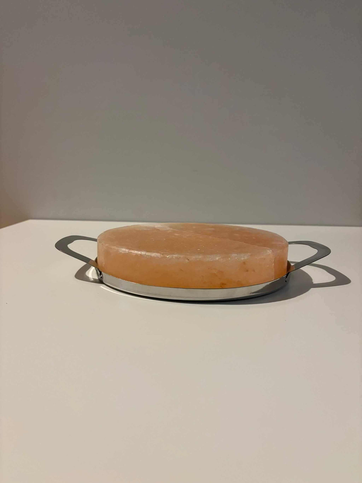Ronde Himalaya zoutsteen kook- en serveerplaat met RVS frame voor BBQ en oven gebruik