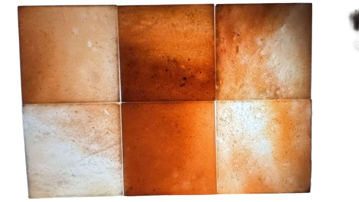 Vierkante Himalaya zoutsteen tegel 20x20x2,5 cm met natuurlijke kleurvariatie en uniek reliëf uit Khewra, Pakistan.