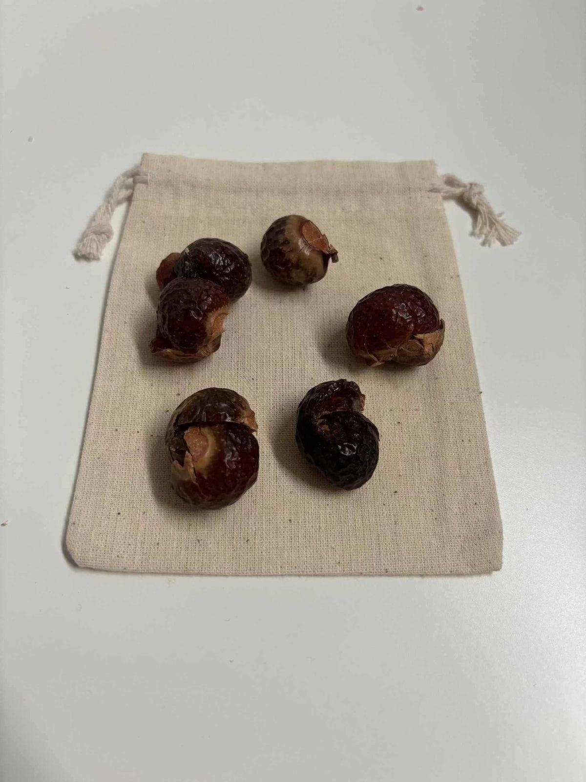 Katoenen waszakje 8x10 cm van natuurlijk katoen met trekkoord voor wasnoten en wasnotenpoeder
