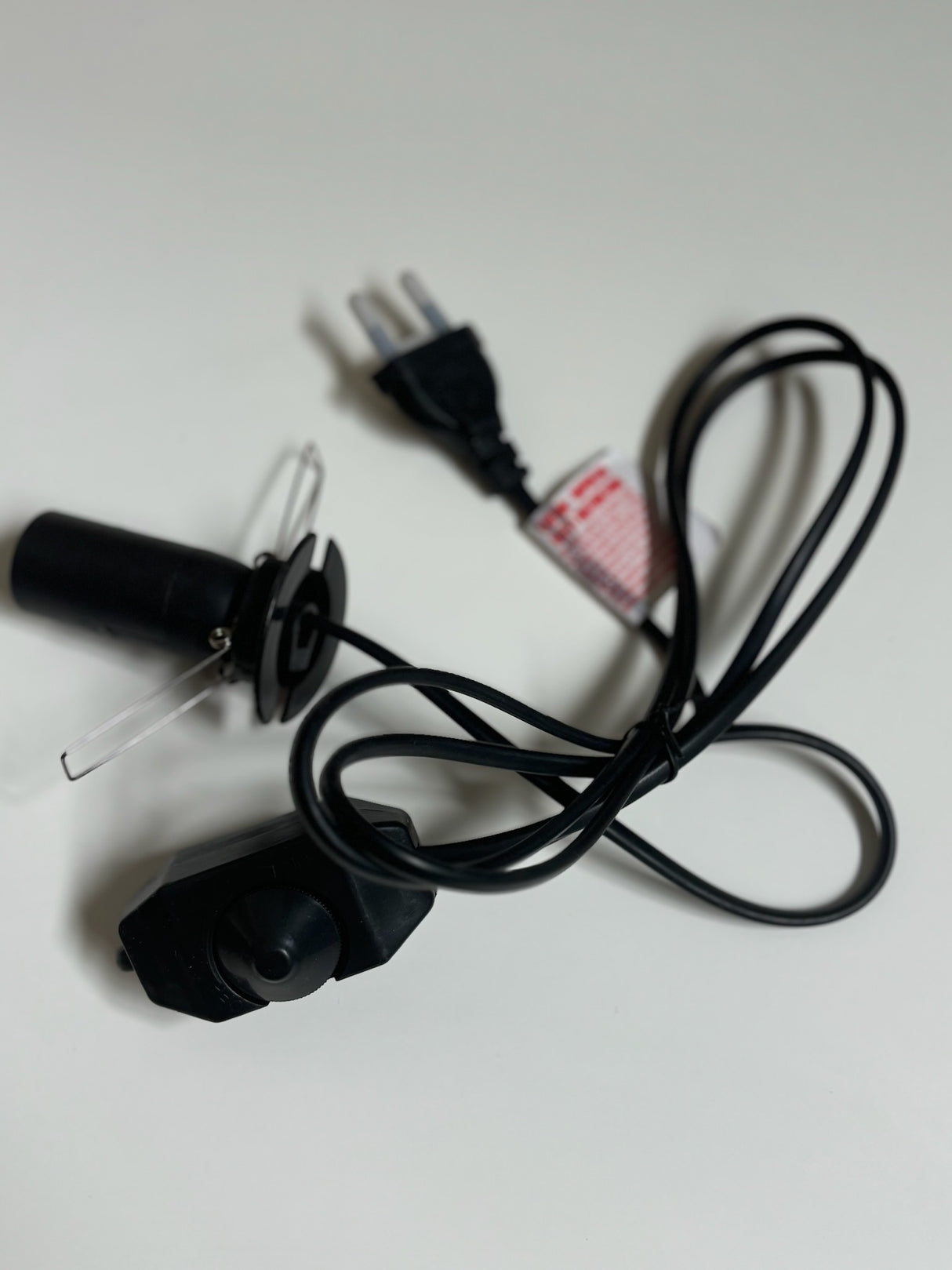 Zwarte stroomkabel met E14 fitting en dimmer, geschikt voor Himalaya zoutlampen en kleine armaturen – 1,5 meter lang en veilig in gebruik.