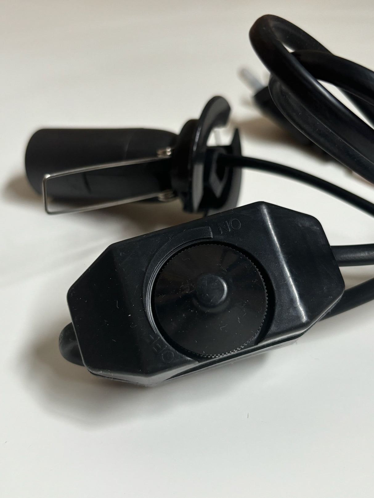 Elektriciteitssnoer met dimmer voor zoutlampen, voorzien van E14 fitting en geschikt voor gloeilampen en ledlampen tot 25 watt.