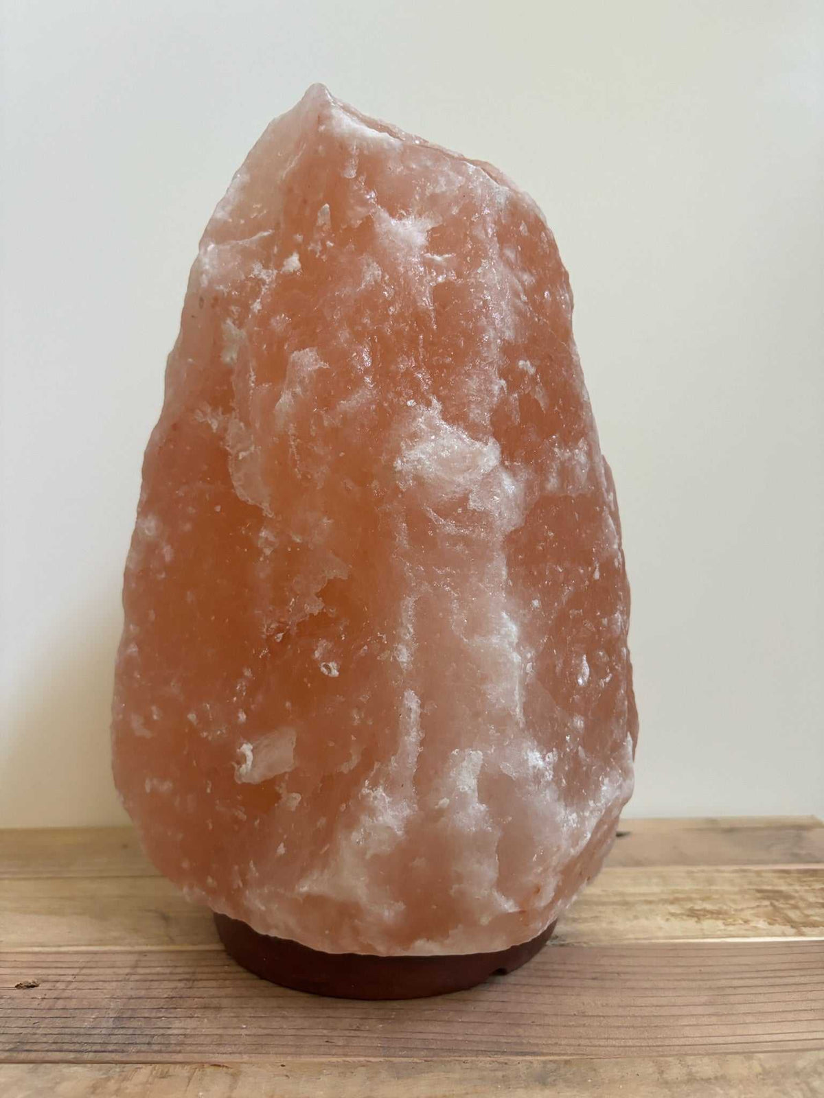 Echte Himalaya zoutlamp met onregelmatige vorm en warme amberkleurige gloed