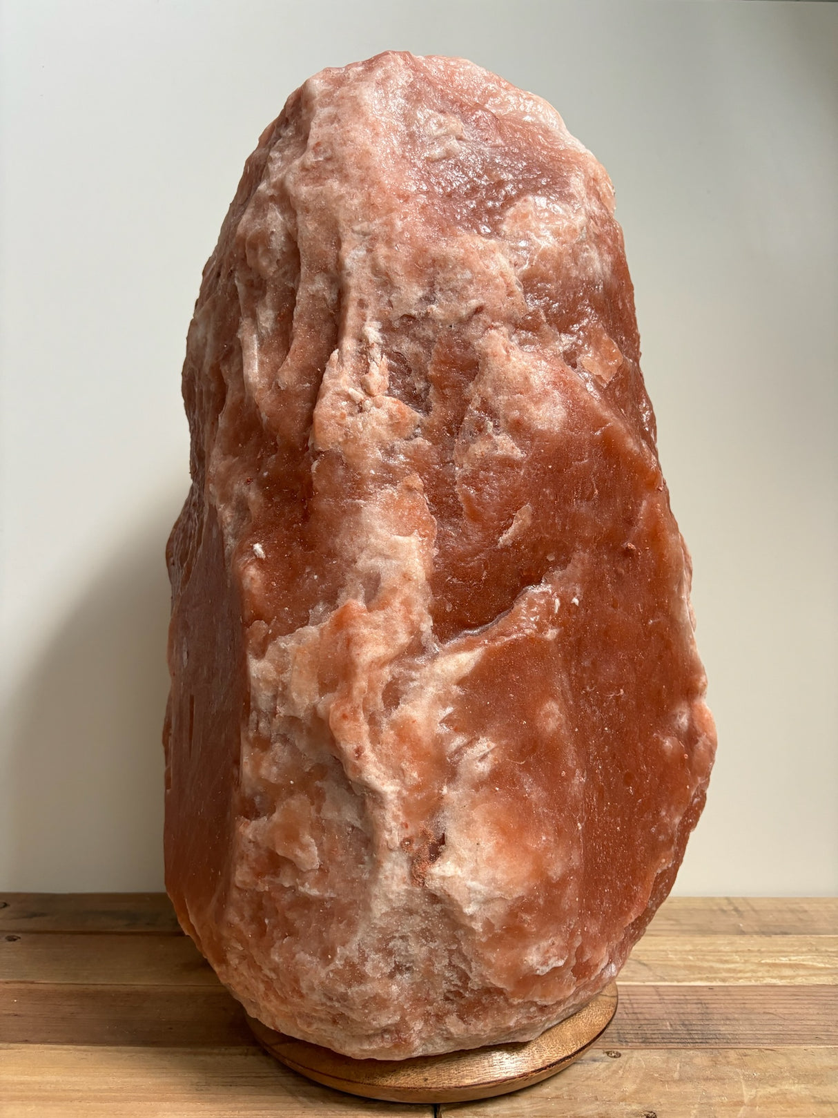 Himalaya Salzlampe Dunkel 35–40 kg – Große Natursteinlampe mit Holzfuß