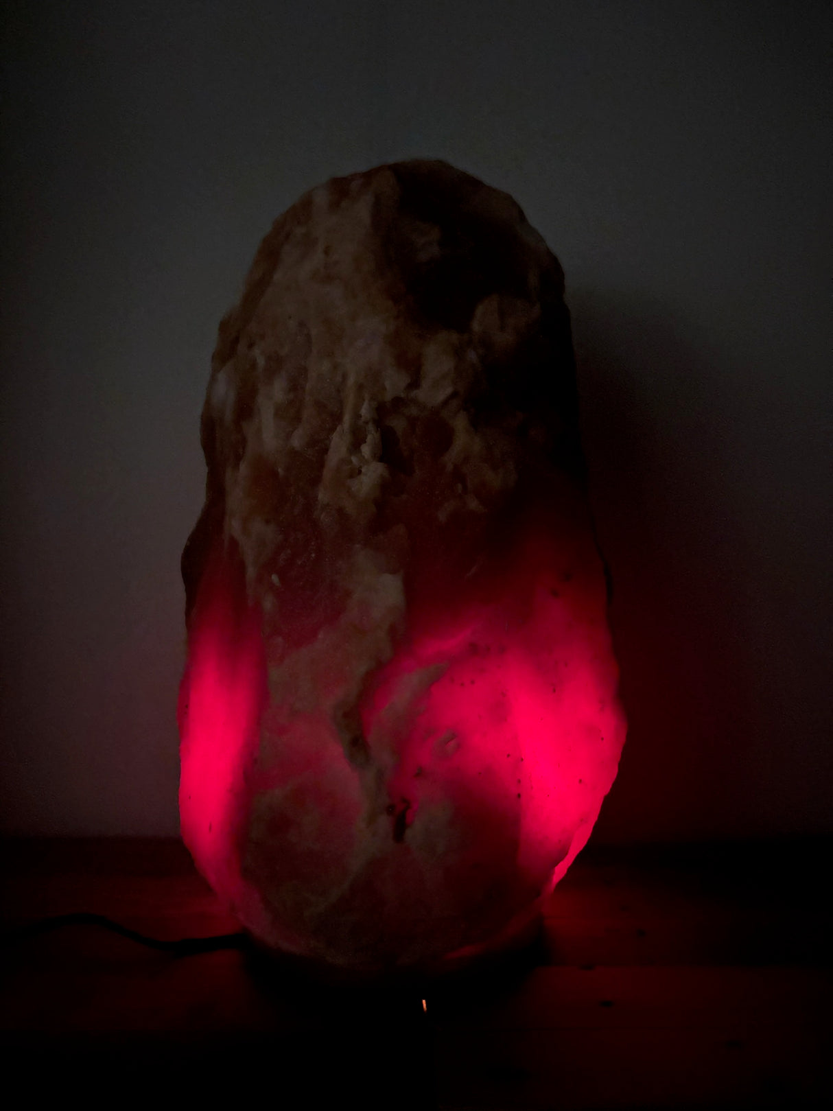 Himalaya Salzlampe Dunkel 35–40 kg – Große Natursteinlampe mit Holzfuß