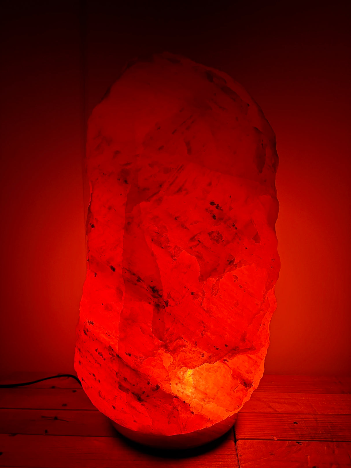 Himalaya Salzlampe Hell 30–35 kg – Handgefertigte Natursteinlampe mit Holzfuß