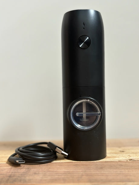 Elektrische zoutmolen met modern design, ideaal voor het malen van Himalaya keukenzout en andere grove zoutsoorten. Oplaadbaar via USB, met instelbare maalgraad en bediening met één druk op de knop.