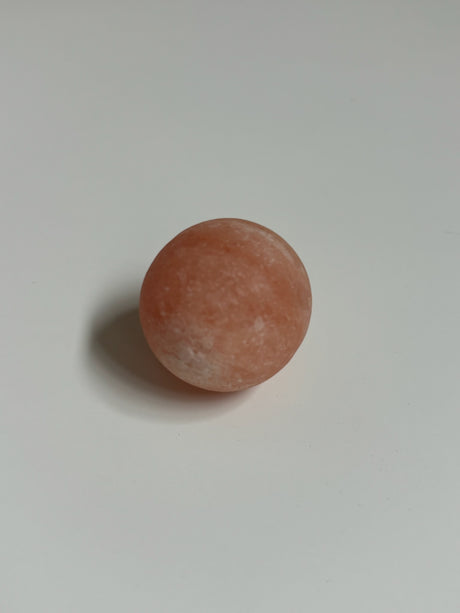 Kleine Himalaya badzoutbal van 30 mm, gemaakt van 100% puur kristalzout uit Pakistan. Ideaal voor bad of massage, lost langzaam op in warm water en ondersteunt ontspanning, huidverzorging en spierherstel.