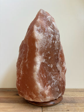 Himalaya zoutlamp 15-20kg, extra groot formaat tafellamp met warme, natuurlijke gloed, op stevige houten voet.