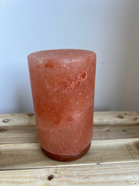 Himalaya Zoutlamp in cilindervorm van roze zoutkristal op houten voet met dimbaar warm licht