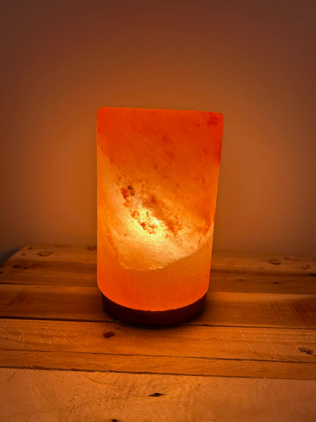 Himalaya Zoutlamp in cilindervorm van roze zoutkristal op houten voet met dimbaar warm licht