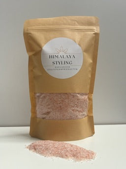 1 kg fijn roze Himalayazout (korrelgrootte 1–2 mm) in milieuvriendelijke, hersluitbare kartonnen verpakking. Natuurlijk zout uit het Himalayagebergte in Pakistan, rijk aan meer dan 80 mineralen. Geschikt voor consumptie en ideaal voor koken, marinades en tafelgebruik.