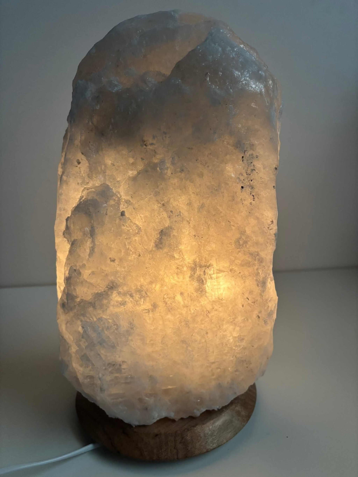 Grijze Himalaya zoutlamp van 12-15 kg op houten voet met warm licht, inclusief kabel en lampje