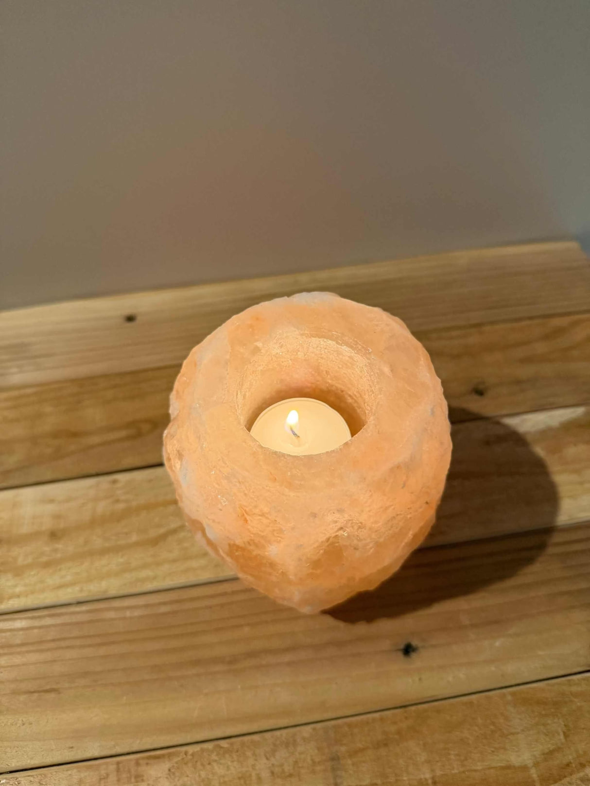 Handgemaakte natuurlijke zoutsteen waxinelichthouder roze met siliconen voetjes en rustgevende gloed