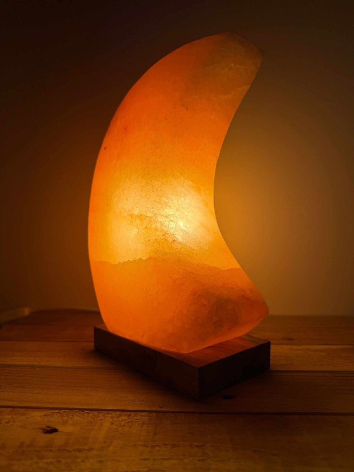 Himalaya Zoutlamp maanvormig in roze, grijs en wit met warme gloed en luchtzuiverende werking