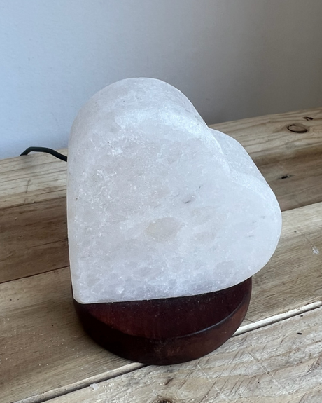 Compacte USB Himalaya zoutlamp in witte hart vorm, ideaal voor bureau of onderweg
