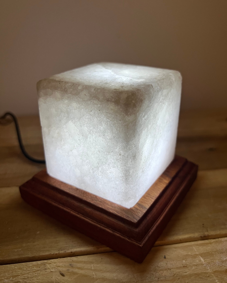 Compacte USB Himalaya zoutlamp in witte vierkante vorm, ideaal voor bureau of onderweg